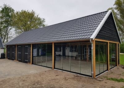Dubbele garage met grote open ruimte met glazen schuifpanelen